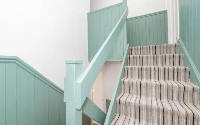 Stylish, modern 3 bedroom townhouse with parking