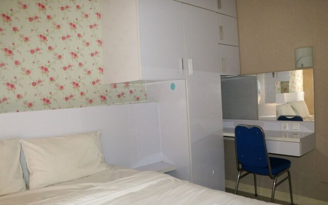 Homey And Cozy Stay 2Br At Green Pramuka City Apartment
