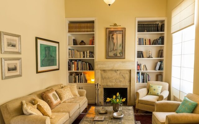 Neoclassical res w/ Acropolis View