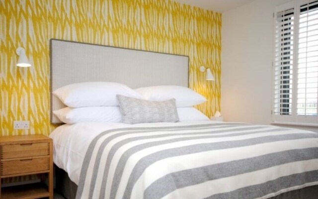 6 The Salterns, Chichester 402450