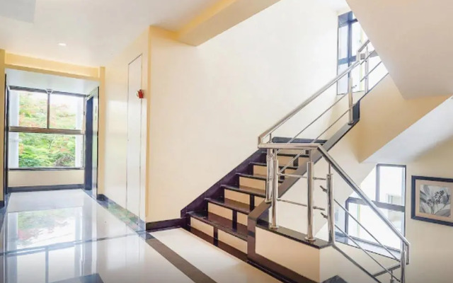 OYO 10680 Hotel Royal Inn