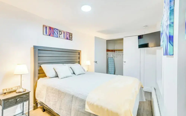 Walk to Downtown Albany: Ten Broeck Triangle Apt!