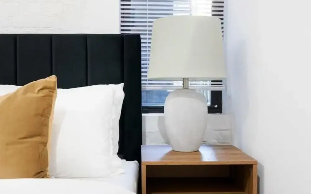 403-2e Newly Renovated Studio UES