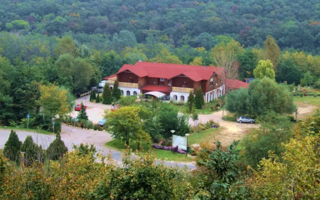 Pollushof Panzió Es Étterem
