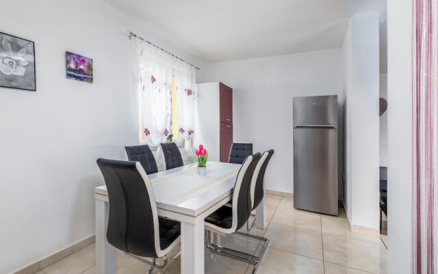 Beautiful Home in Valbandon With Wifi and 4 Bedrooms