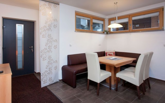 Gorgeous Apartment In Uderns With Parking