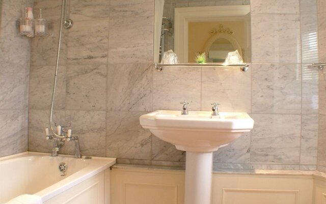 Bed & Breakfast at Ocklynge Manor
