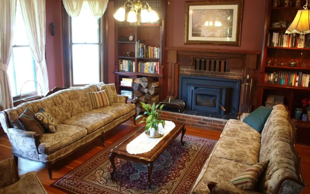 Holten Heritage House Bed and Breakfast - Hotel in Revelstoke - Photo 4