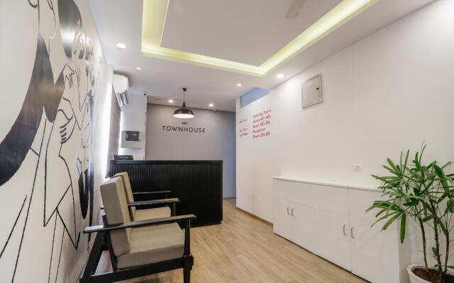 OYO Townhouse 327 C21 Mall