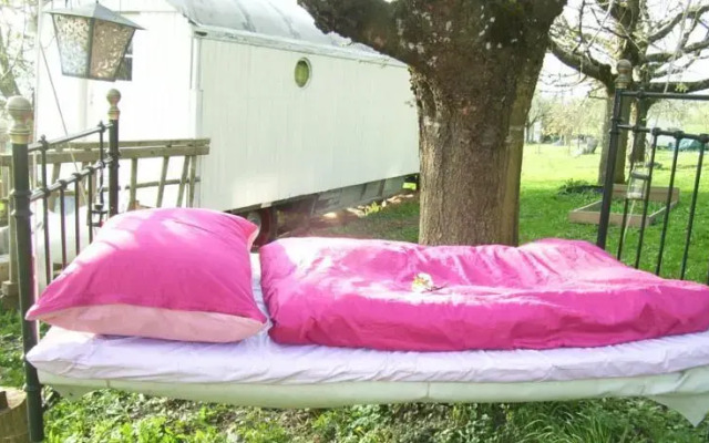 Kleines Haus im Grünen, Zirkuswagen, Hängebett & Zimmerli