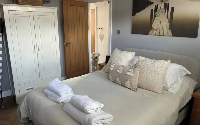 Spacious 4-bed House Close to LHR and London