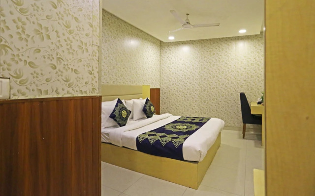 OYO 12674 Hotel Decent Palace