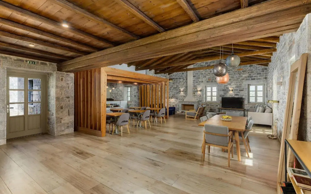 Trapela Limeni Luxury Suites