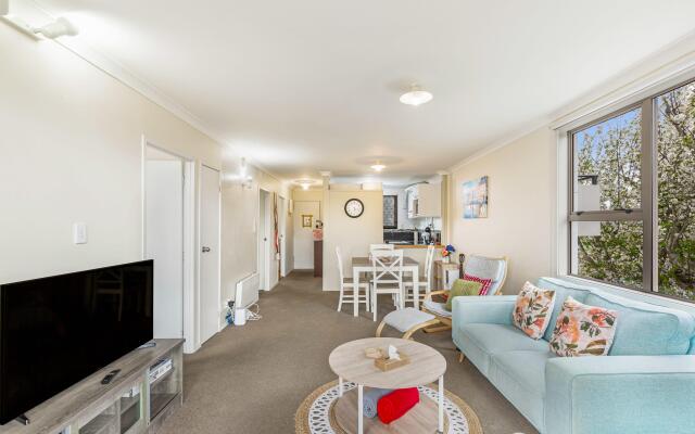 Lovely 2-Bedroom Apartment with Free Parking