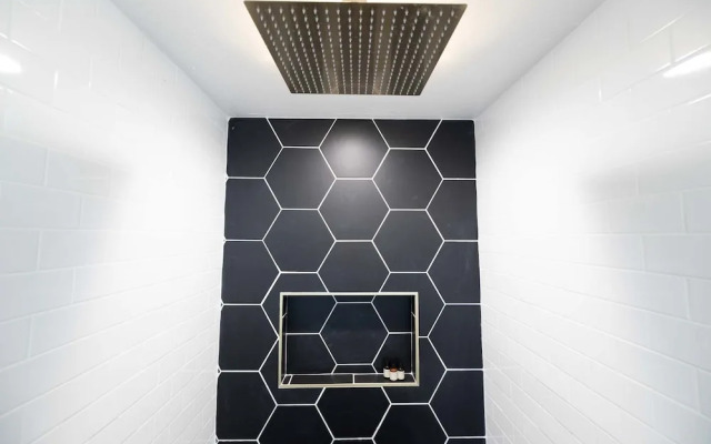 Tempe Wesleyan 4 Bedroom Home by RedAwning