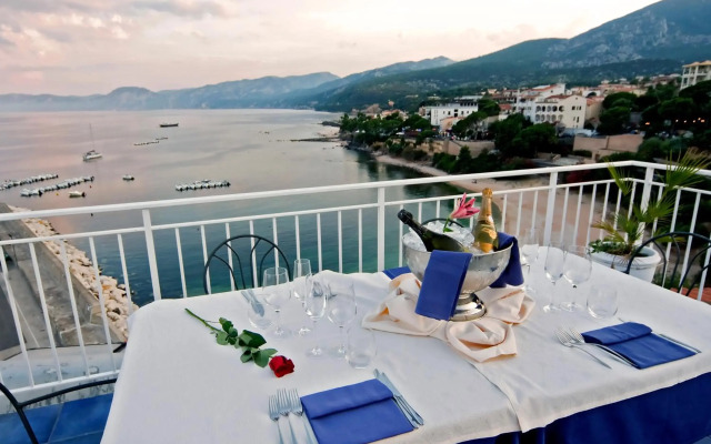 Bue Marino Hotel & Cocktail Bar