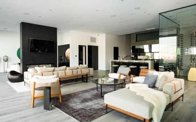 Sophisticated Modern Retreat in Bel Air