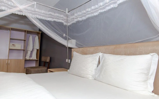 La Villa Cafe & Suites