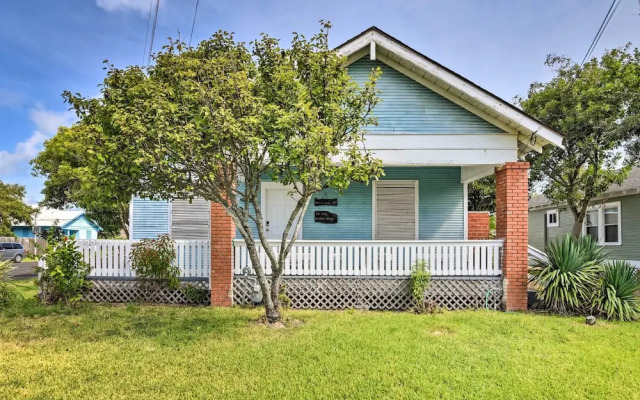 2 Mi to Beach & Seawall: Quaint Home in Galveston!