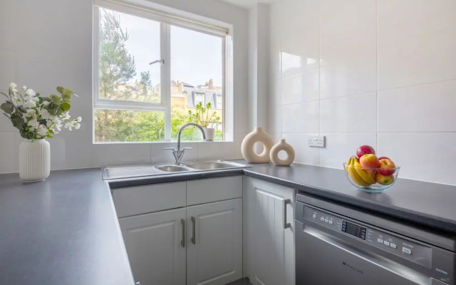 Elegant & Airy 2BR near Regents Park