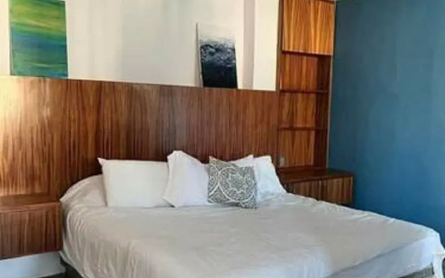 Isla Bistro Condos by Lubeck HCollection