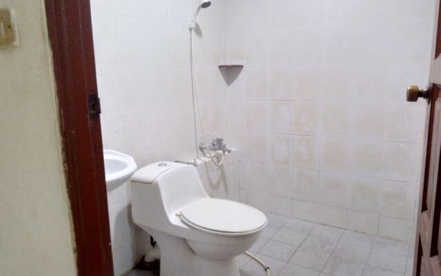 OYO 90376 Centre Point Hotel