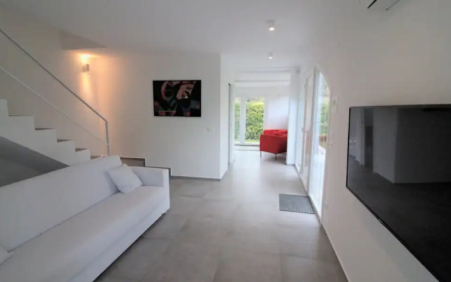 Modern Villa a few Steps From the Beach