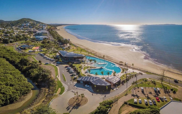 Kinka Palms Beachfront Apartments / Motel