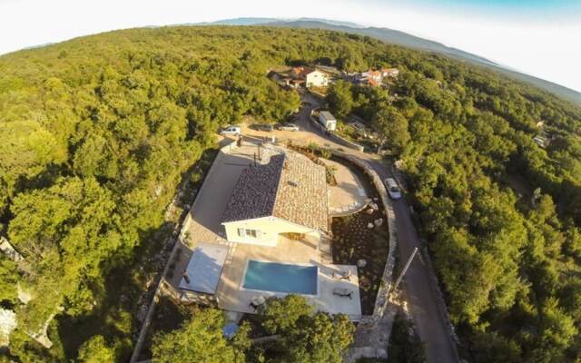 Alluring Villa in Kras With a Swimming Pool