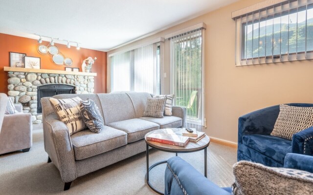 CENTRALLY Located 3-Br Home | TRUE Ski In/Out | FREE access to Pools & Hot Tubs