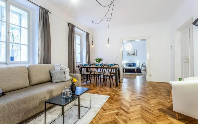 Old Town 2 BDR apartment, free coffee