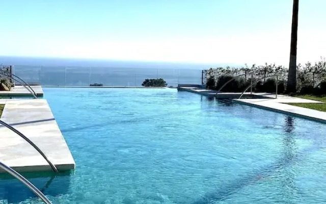 MONDRIAN Luxury Suites & Villas