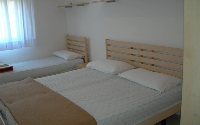 Beautiful Apartment For 5 People-swimming Pool-ac by Beahost Rentals