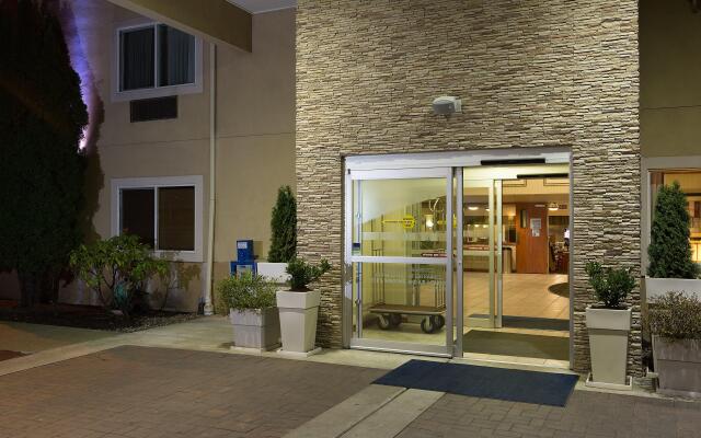 Holiday Inn Express & Suites Burlington, an IHG Hotel