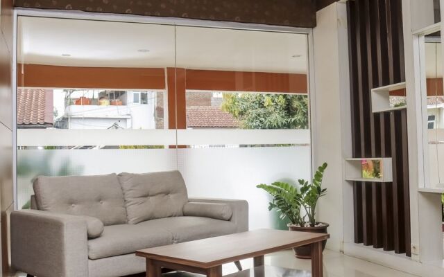 Ten House Guest & Resto by RedDoorz