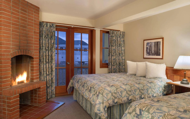 Canadian Princess Lodge & Marina