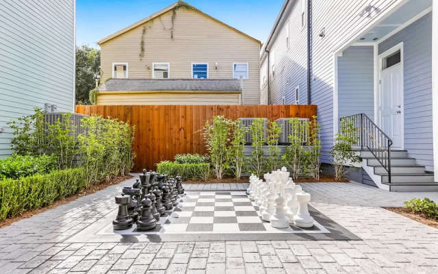 Spacious 4BR Condo with Pool