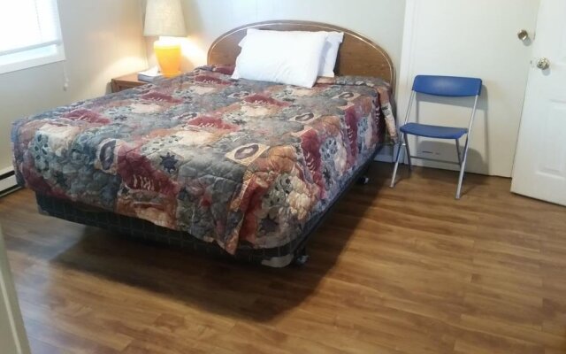 Holiday House Motel