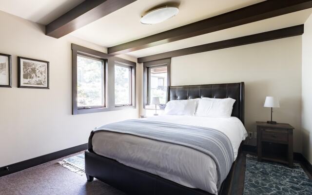 Bronson by AvantStay | Sleeps 17! On the Slopes! Squaw Valley w/Hot Tub&Fire Pit