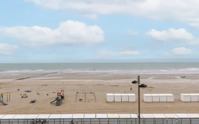 Pleasant Apartment With Frontal sea View