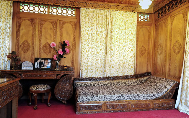 Wangnoo Houseboats