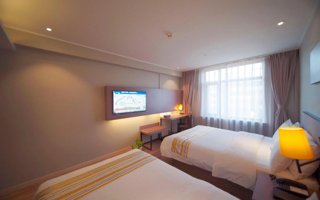 Home Inn Plus (Beijing Changping Government Street Metro Station)