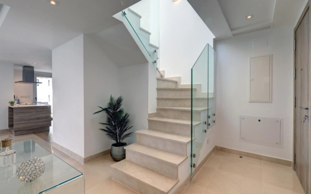 New Modern 3 Bed Apartment Puerto Banus