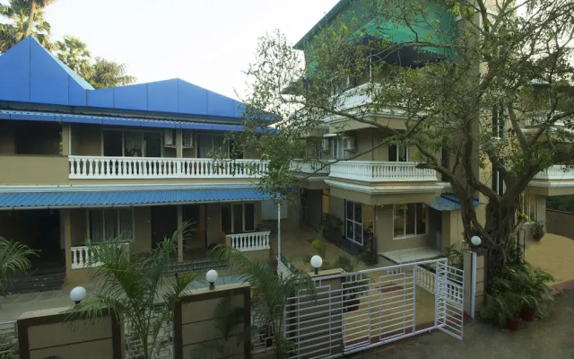 OYO 22919 Blue Roof Sea Side