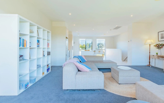 3 Bedroom Condo - Access to Pool Torquay