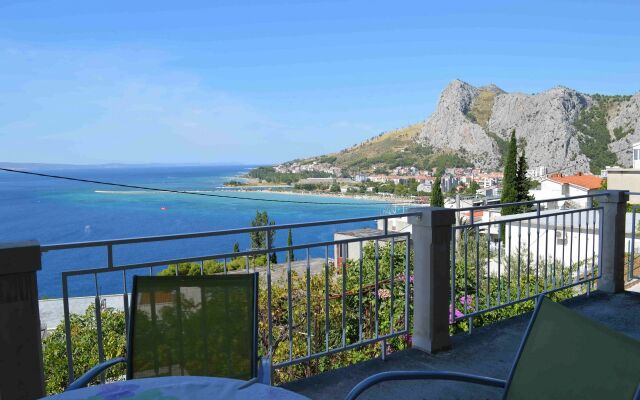 Apartment Iva - with beautiful view: A1 Omis, Riviera Omis