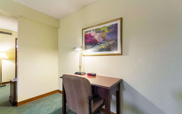 Econo Lodge Inn & Suites