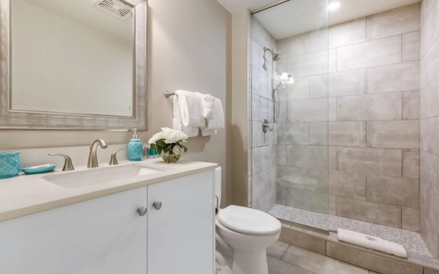 Vibrant Condo near Must-See Attractions