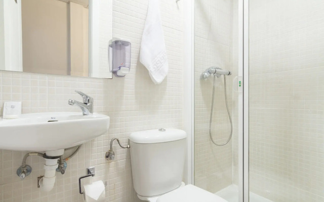 Hostal Gran Via 63 Rooms