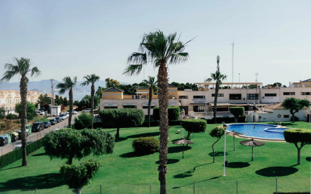 Stunning 2 bedroom apartment with Pool View